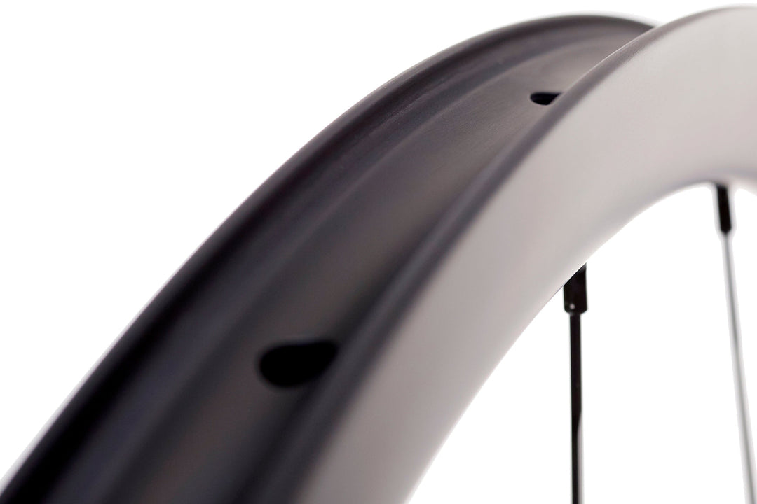 Detalle del canal interno de una llanta de carbono NeruWheels, perfil tubeless ready y ganchos de la llanta