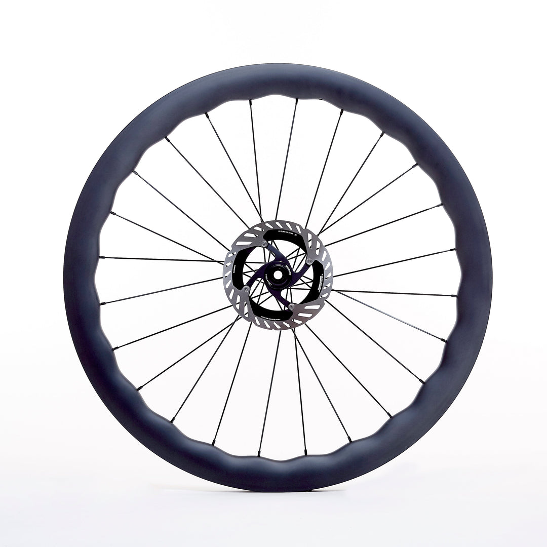 Rueda de carbono Wave para carretera disco, vista frontal, perfil ondulado tubeless ready de 22 mm internos