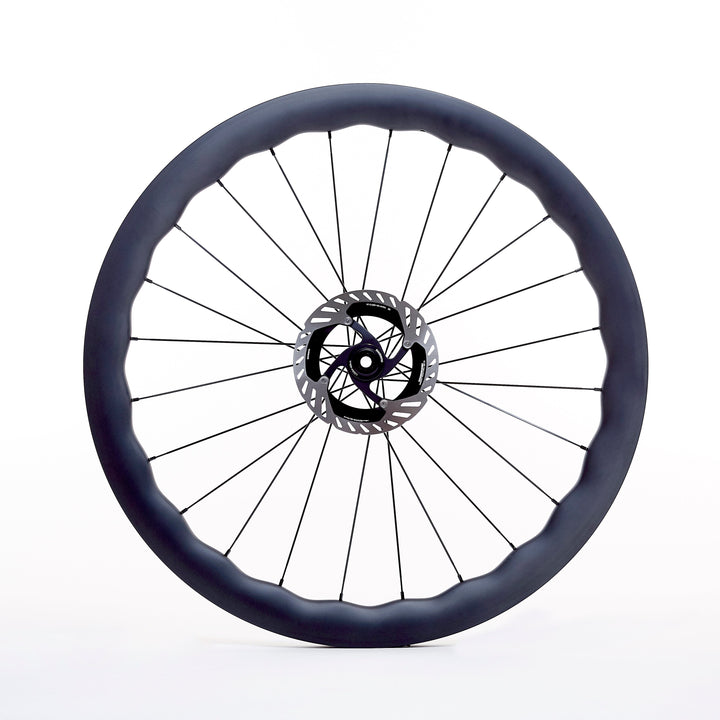 Rueda de carbono Wave para carretera disco, vista frontal, perfil ondulado tubeless ready de 22 mm internos