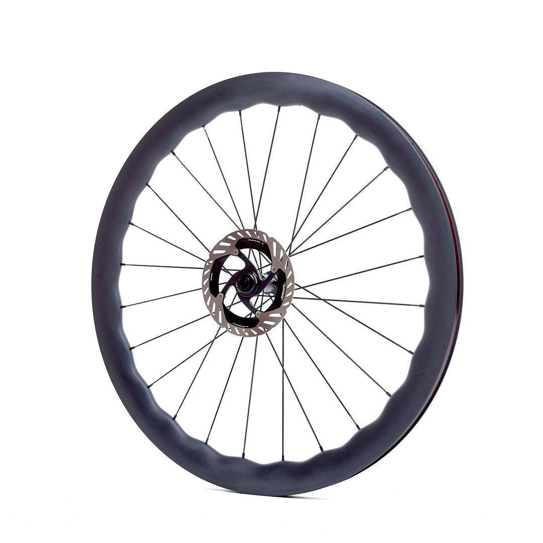 Rueda de carbono Wave para carretera disco, vista lateral del perfil ondulado aerodinámico y buje Ratchet System
