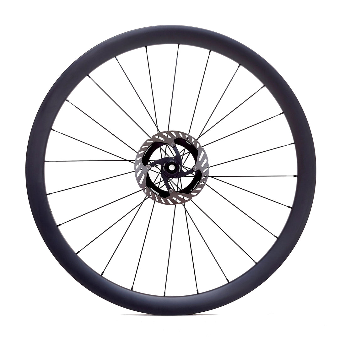 Rueda de carbono de 40 mm para gravel, vista frontal, llanta ancha tubeless ready de 30 mm internos para cubiertas anchas