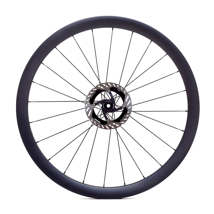 Rueda de carbono de 40 mm para gravel, vista frontal, llanta ancha tubeless ready de 30 mm internos para cubiertas anchas