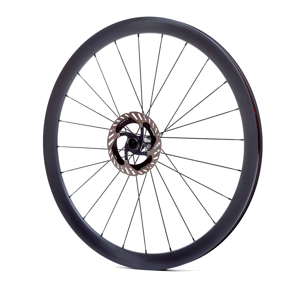 Rueda de carbono de 40 mm para gravel ancho, vista lateral con llanta de balón y buje Ratchet System