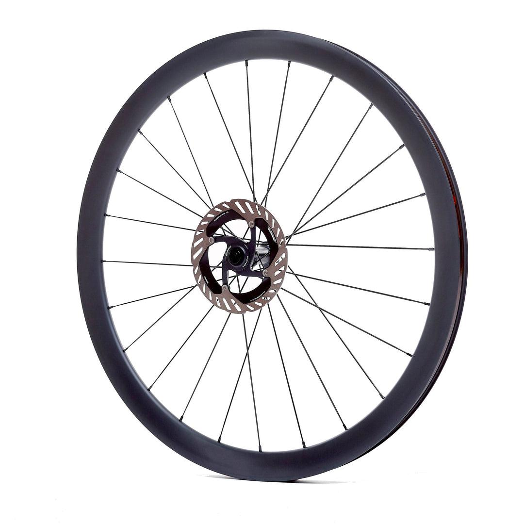 Rueda de carbono de 40 mm para gravel ancho, vista lateral con llanta de balón y buje Ratchet System