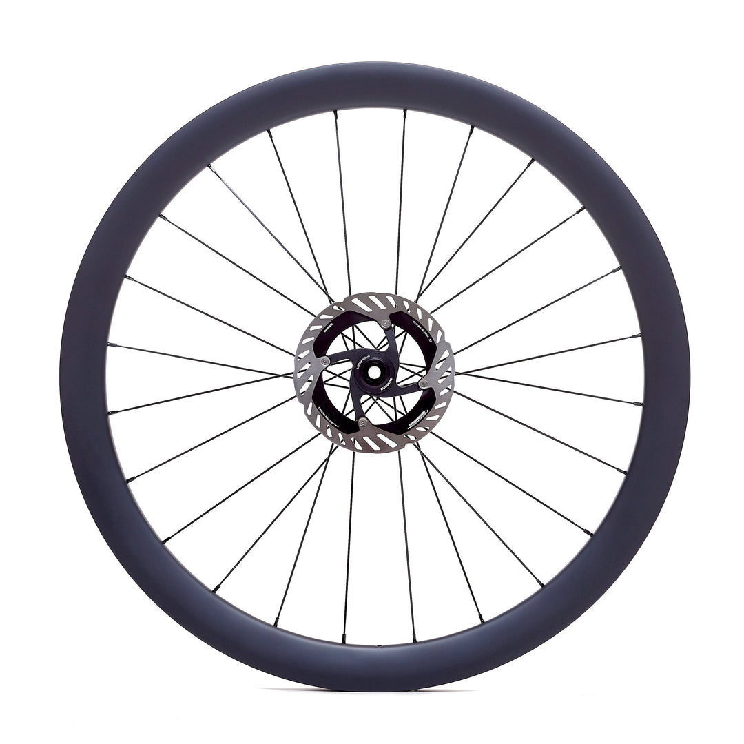 Rueda de carbono de 45 mm para gravel, vista frontal, llanta ancha tubeless ready de 30 mm internos para cubiertas anchas