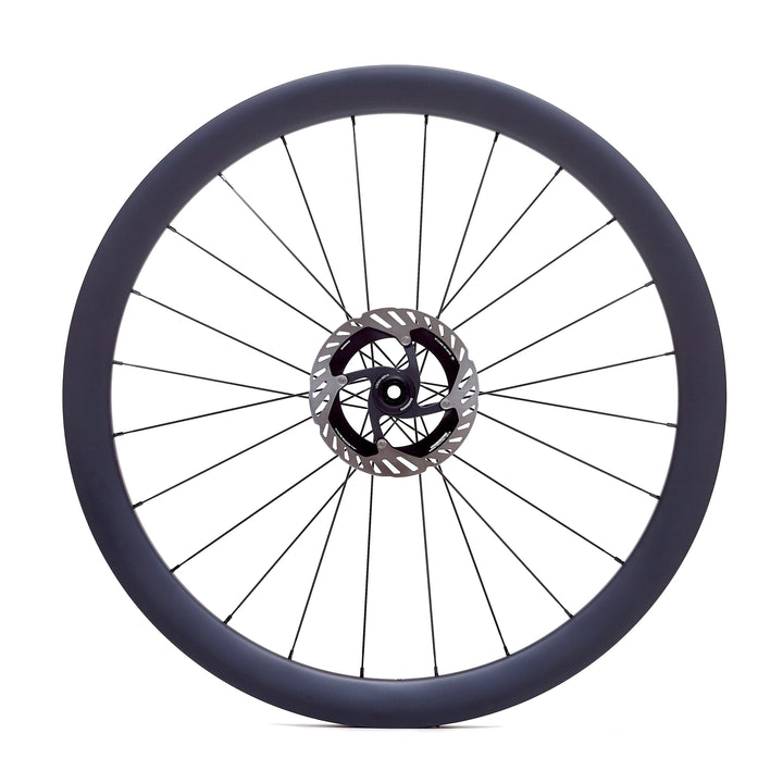 Rueda de carbono de 45 mm para gravel, vista frontal, llanta ancha tubeless ready de 30 mm internos para cubiertas anchas