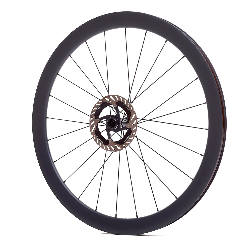 Rueda de carbono de 45 mm para gravel ancho, vista lateral con llanta de balón y buje Ratchet System