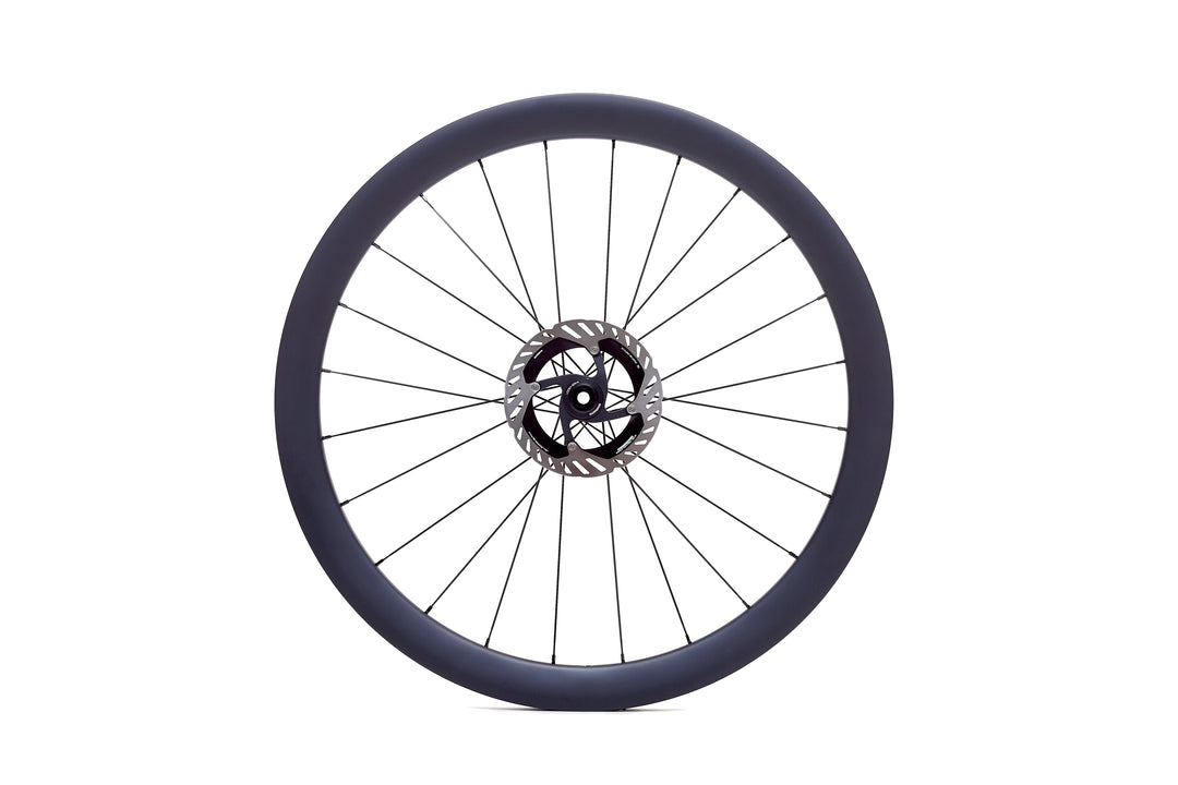 Rueda de carbono de 45 mm para gravel, vista frontal, llanta tubeless ready de 24,5 mm internos