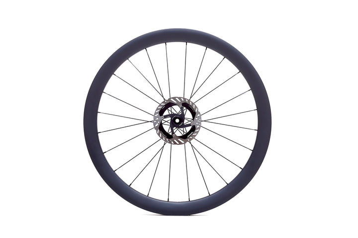 Rueda de carbono de 45 mm para gravel, vista frontal, llanta tubeless ready de 24,5 mm internos