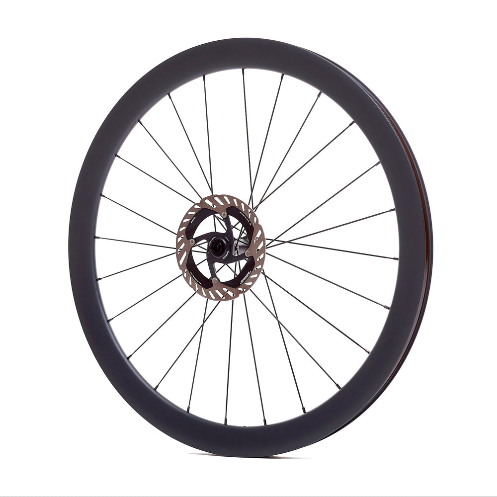 Rueda de carbono de 45 mm para gravel, vista lateral del perfil rodador y buje Ratchet System