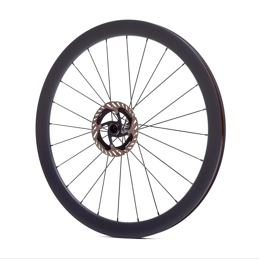 Rueda de carbono de 45 mm para gravel, vista lateral del perfil rodador y buje Ratchet System