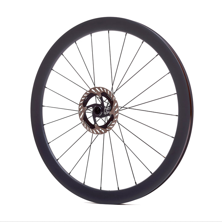 Rueda de carbono de 45 mm para gravel, vista lateral del perfil rodador y buje Ratchet System