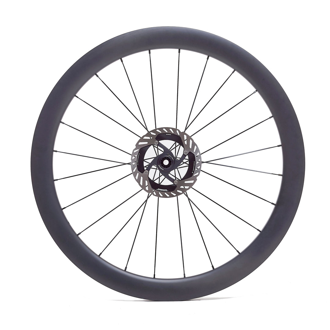 Rueda de carbono de 50 mm para gravel, vista frontal, llanta tubeless ready de 25 mm internos