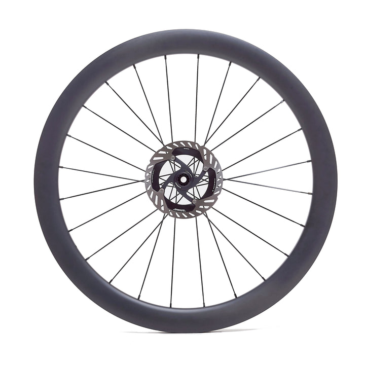 Rueda de carbono de 50 mm para gravel, vista frontal, llanta tubeless ready de 25 mm internos