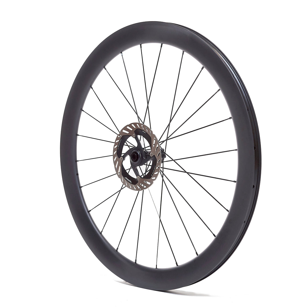 Rueda de carbono de 50 mm para gravel, vista lateral del perfil aero rodador y buje Ratchet System