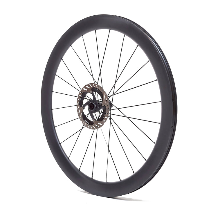 Rueda de carbono de 50 mm para gravel, vista lateral del perfil aero rodador y buje Ratchet System