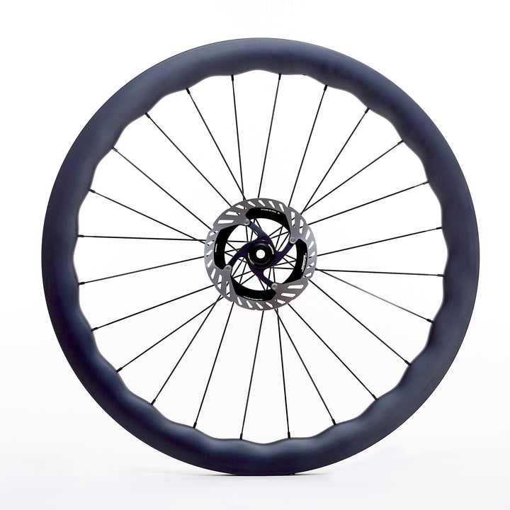 Rueda de carbono Wave para gravel, vista frontal, perfil ondulado tubeless ready de 25 mm internos