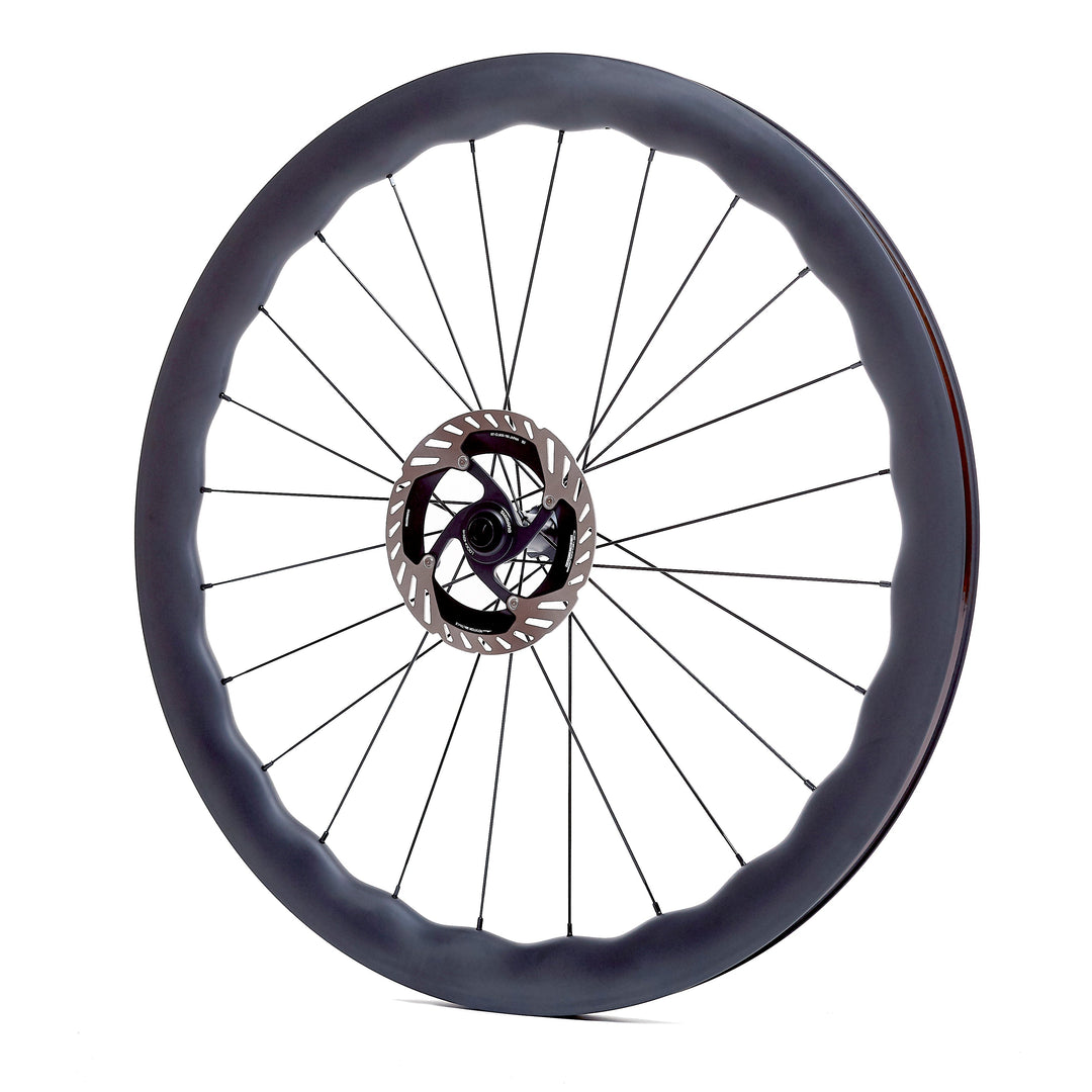 Rueda de carbono Wave para gravel, vista lateral del perfil ondulado y buje Ratchet System