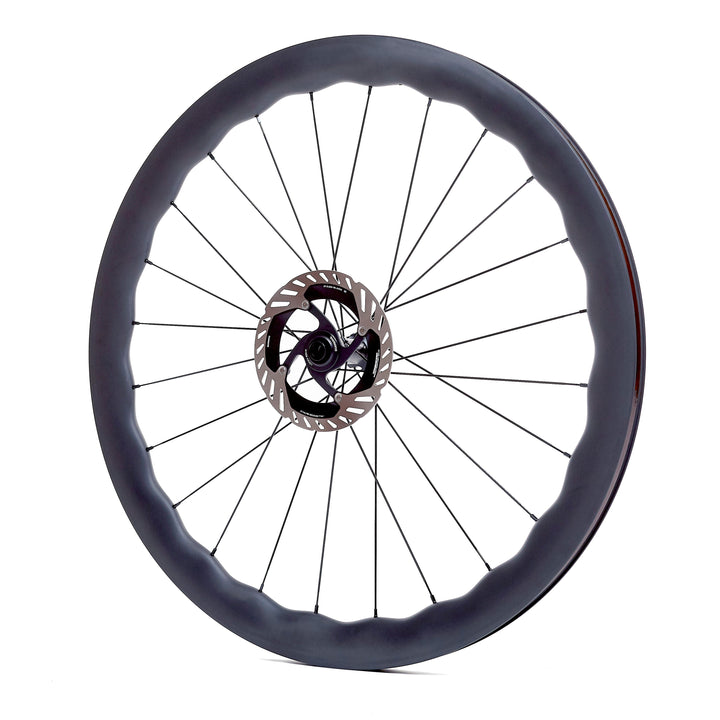 Rueda de carbono Wave para gravel, vista lateral del perfil ondulado y buje Ratchet System