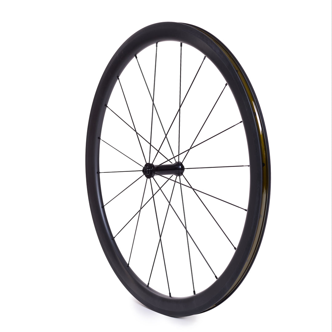 Rueda de carbono de 40 mm para freno de zapata, vista lateral con pista de frenado en carbono y buje Ratchet System