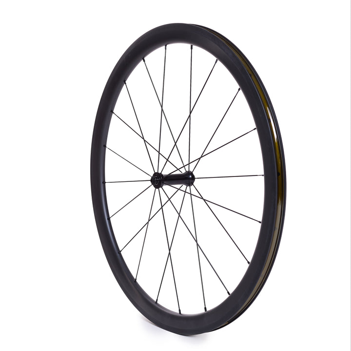 Rueda de carbono de 40 mm para freno de zapata, vista lateral con pista de frenado en carbono y buje Ratchet System