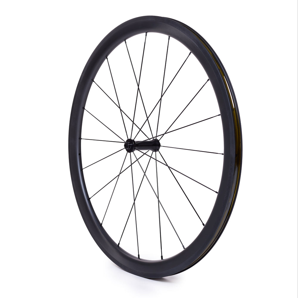 Rueda de carbono de 45 mm para freno de zapata, vista lateral con pista de frenado en carbono y buje Ratchet System