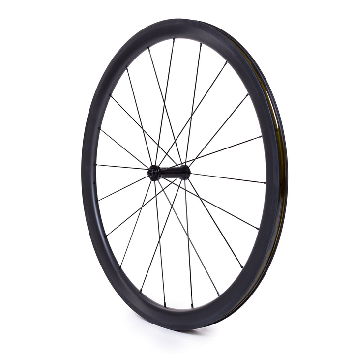 Rueda de carbono de 45 mm para freno de zapata, vista lateral con pista de frenado en carbono y buje Ratchet System