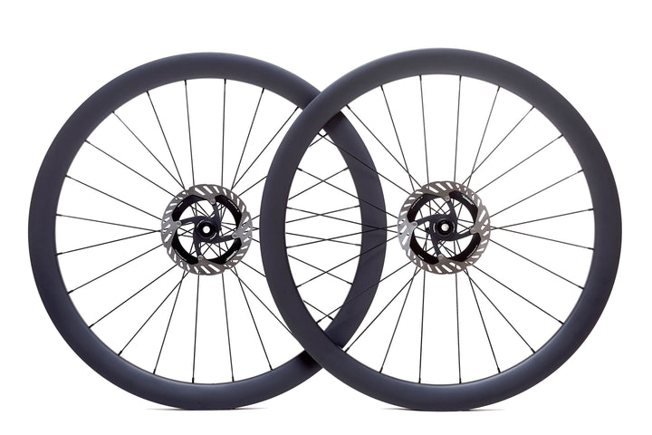 Par de ruedas de carbono NeruWheels para carretera disco, perfil equilibrado de 45 mm, tubeless ready y bujes Ratchet System