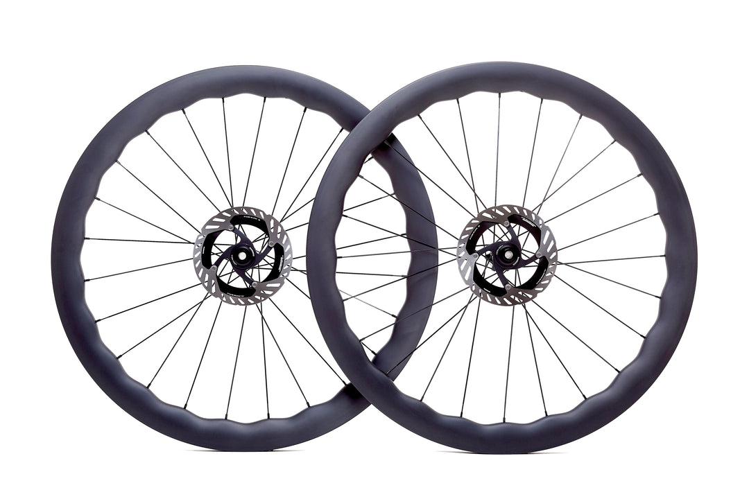 Par de ruedas de carbono NeruWheels Wave para carretera disco, perfil ondulado aerodinámico, tubeless ready y bujes Ratchet System