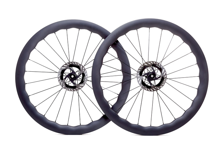 Par de ruedas de carbono NeruWheels Wave para carretera disco, perfil ondulado aerodinámico, tubeless ready y bujes Ratchet System