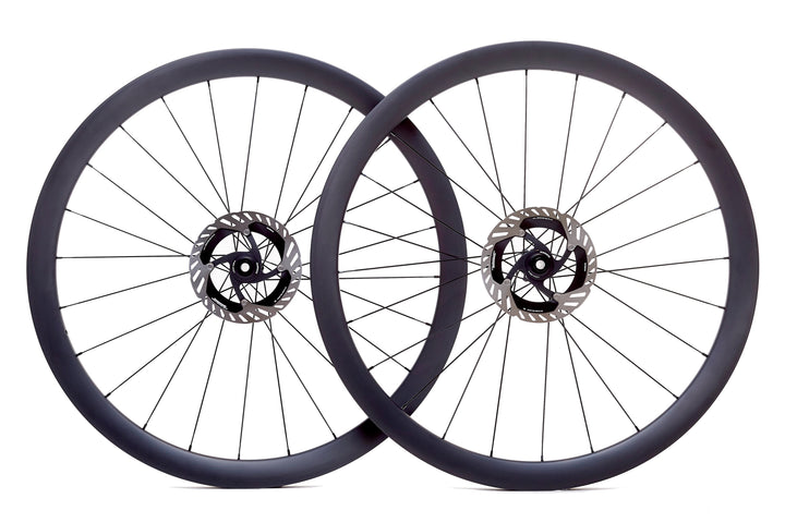 Par de ruedas de carbono NeruWheels para gravel ancho, perfil de 40 mm y llanta de 30 mm internos, tubeless ready y bujes Ratchet System