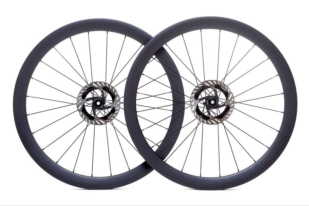 Par de ruedas de carbono NeruWheels para gravel ancho, perfil de 45 mm y llanta de 30 mm internos, tubeless ready y bujes Ratchet System