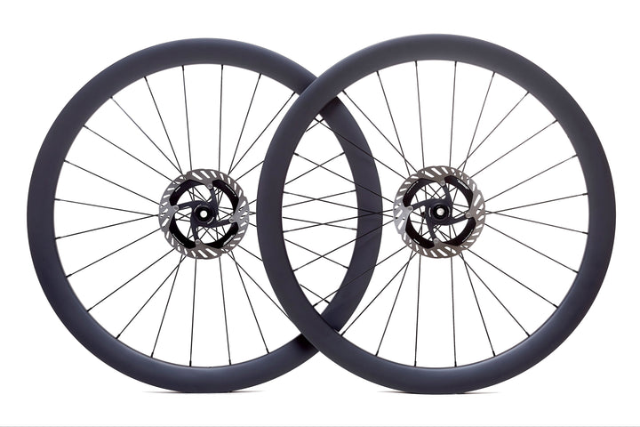 Par de ruedas de carbono NeruWheels para gravel ancho, perfil de 45 mm y llanta de 30 mm internos, tubeless ready y bujes Ratchet System