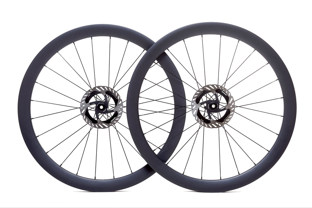 Par de ruedas de carbono NeruWheels para gravel, perfil rodador de 45 mm, tubeless ready y bujes Ratchet System
