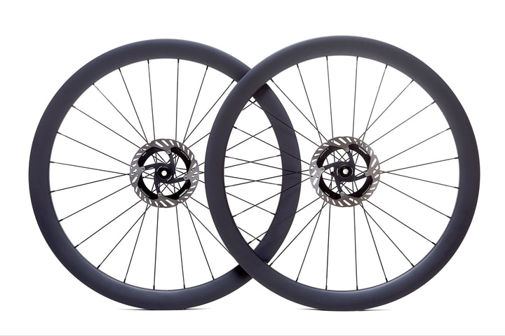 Par de ruedas de carbono NeruWheels para gravel, perfil rodador de 45 mm, tubeless ready y bujes Ratchet System