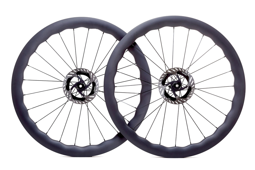 Par de ruedas de carbono NeruWheels Wave para gravel, perfil ondulado aerodinámico, tubeless ready y bujes Ratchet System