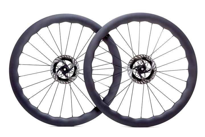 Par de ruedas de carbono NeruWheels Wave para gravel, perfil ondulado aerodinámico, tubeless ready y bujes Ratchet System