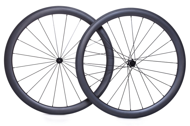 Par de ruedas de carbono NeruWheels para freno de zapata, perfil equilibrado de 45 mm, pista de frenado en carbono y bujes Ratchet System